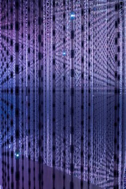 Geniş ışık grubu ve sanat kurulumuna sahip soyut boş boşluk