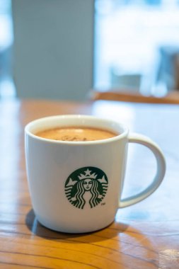 Seul, Güney Kore - 2 Ağustos 2024 Starbucks fincan sıcak çikolata, logolu kahve fincanı, mağazadaki masada. Amerika Birleşik Devletleri 'nin en ünlü kahve dükkanı zincirlerinden biridir..