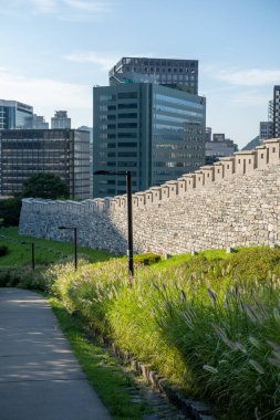 Seul, Güney Kore - 31 Ağustos 2023: Namsan Parkı 'ndaki Hanyangdoseong Duvarı veya Seul Şehir Duvarı manzarası