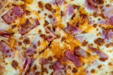 Pastırma ve peynirli pizza yakın.