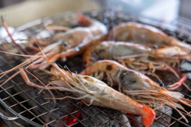Izgarada çiğ karides