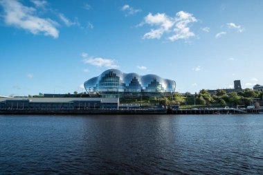 Newcastle, İngiltere - 2 Ekim 2017: Sage Gateshead, Gateshead ve Newcastle bölgesi için Tyne Nehri 'nin güney kıyısında bir konser yeridir.