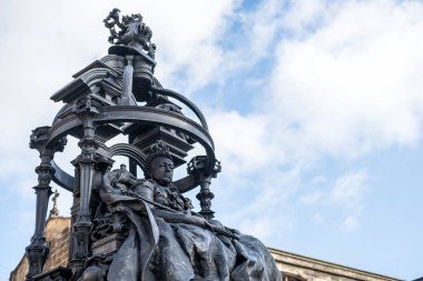 Newcastle, İngiltere - 2 Ekim 2017: St. Nicholas Katedrali önündeki Kraliçe Victoria Heykeli