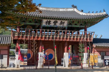 Suwon, Güney Kore - 29 Ekim 2023: Sinpungnu kapısı, Hwaseong Haenggung 'un ana kapısı, Kral' ın Güney Kore, Seul dışına seyahat ederken kaldığı yer..