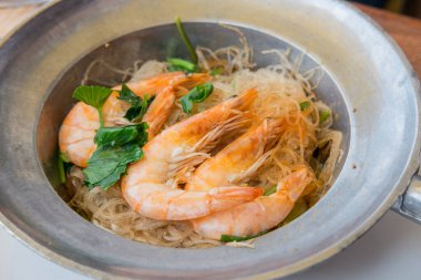 Vermicelli buğulanmış karides, tencerede çim eriştesi.