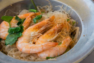 Vermicelli buğulanmış karides, tencerede çim eriştesi.