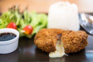 pirinç ve sebze seti ile peynir tonkatsu domuz pirinci, yumuşak odak