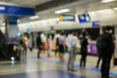 Bangkok, Tayland 'daki Bay Tren İstasyonu' nda kuyrukta bekleyen insanların bulanık görüntüsü
