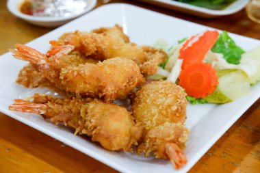 Lokantada servis edilen kızarmış karides.