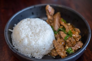 Tabakta Kaprao biftekli pilav. Tayland usulü kızartılmış kutsal fesleğenli et..