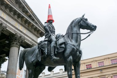 Dük bir binicilik trafik koni kafasına takmış Wellington, heykeli. Gallery of Modern Art, Royal Exchange Meydanı, Glasgow, İskoçya önünde.