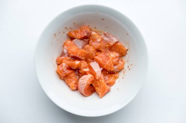 Baharatlı soslu çiğ somon..