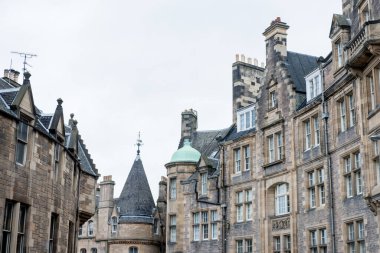 Edinburgh, Birleşik Krallık 'taki Royal Mile caddesinde tarihi mimari.