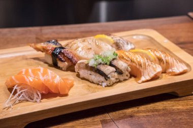 Bir restoranda tabakta servis ızgara Sushi seti