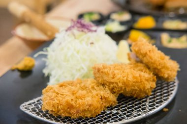 Tonkatsu, pilav ve sebzeli kızarmış domuz restoranda servis edilir.