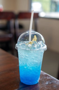 Limonlu mavi limonata.