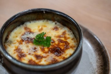 Peynirli patates püresi, kasede servis.