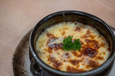 Peynirli patates püresi, kasede servis.