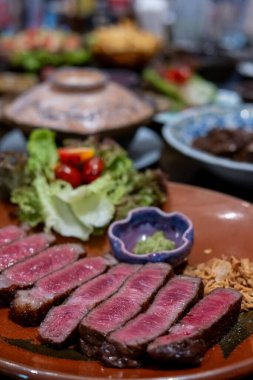 Sebzelerle servis edilen orta pişmiş pirzola eti.