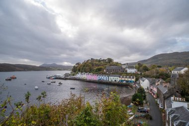 Portree, Birleşik Krallık - 21 Ekim 2017: İskoçya 'nın iç Hebrides bölgesindeki Skye' ın en büyük kasabası olan Portree Limanı 'ndaki renkli binanın görüntüsü