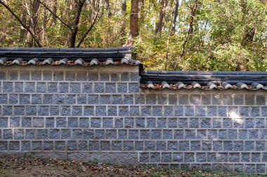 Geleneksel Kore taş duvarı, sonbahar manzaralı tepenin üzerinde.