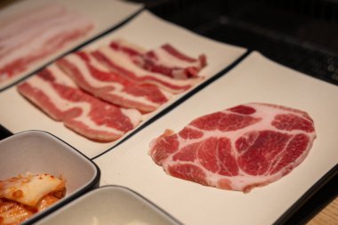 Tabakta Kore usulü dilimlenmiş et. Yumuşak odaklı az pişmiş et.