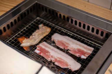 Paslanmaz ızgarada Kore usulü barbekü. Yumuşak odaklı az pişmiş et.