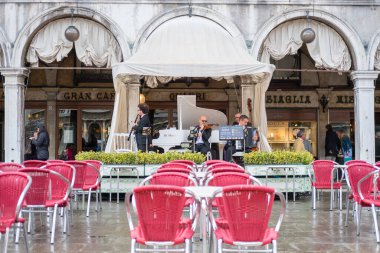 Venedik, İtalya - 20 Mayıs 2017: Venedik 'teki Piazza San Marco' daki restoranda bir grup müzisyen.