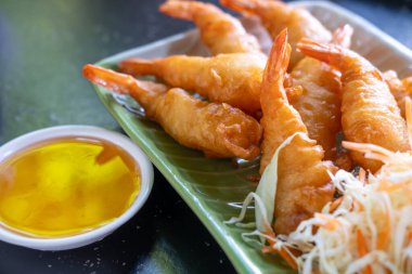 Bir restoranda servis edilen soslu kızarmış karides.