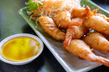 Bir restoranda servis edilen soslu kızarmış karides.