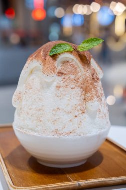 Sütlü buzlu, çikolatalı, beyaz malt soslu..