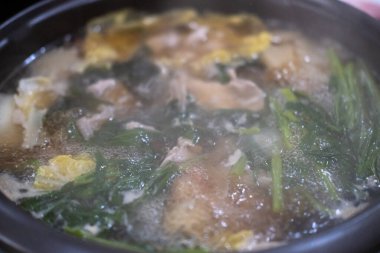 Biftek, sebzeli ve etli çorba.