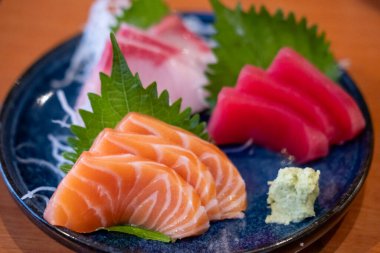 Sebzeli Sashimi bir restoranda servis edilir.
