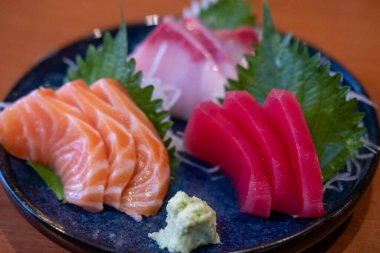 Sebzeli Sashimi bir restoranda servis edilir.