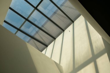 Soyut, minimalist, modern mimari alan beton duvarlar ve açık tavan penceresi
