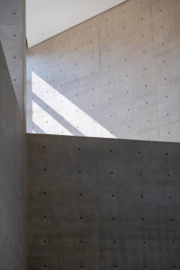 Soyut, minimalist, modern mimari alan beton duvarlar ve eğri elementlerle