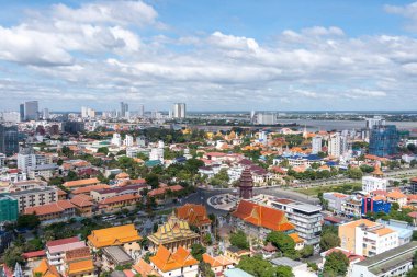 Phnom Penh, Kamboçya - 22 Kasım 2024: Başkent bölgesindeki Phnom Penh 'in havadan görünüşü, Bağımsızlık Anıtı ve Kraliyet Sarayı manzarası