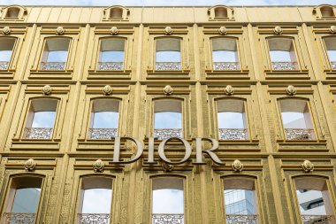Bangkok, Tayland - 14 Aralık 2024: Dior Gold House, Bangkok 'taki yeni konsept mağazası, Ploenchit alışveriş bölgesi.
