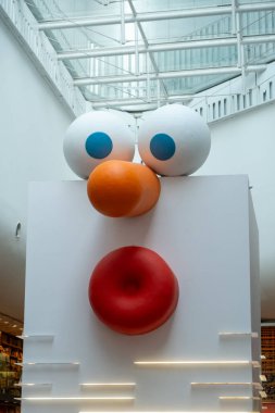 Bangkok, Tayland - 14 Aralık 2024: İtalyan tasarımcı ve animasyon sanatçısı Lucas Zanotto 'nun Merkez Elçiliğe Kardan Adam yerleştirmesi