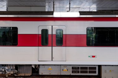 Pathum Thani, Tayland - 30 Ocak 2024 - Lak Hok kırmızı hat istasyonunda tren. SRT Dark Red Line, Bangkok 'tan Rangsit' e kadar MBTA metro sisteminin bir parçası olarak işletilen hızlı bir aktarma hattıdır.