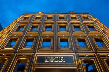 Bangkok, Tayland - 14 Aralık 2024: Dior Gold House, gece aydınlatma. Bangkok 'un Ploenchit alışveriş bölgesindeki yeni konsept mağazası..