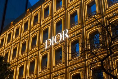 Bangkok, Tayland - 14 Aralık 2024: Dior Gold House, gece aydınlatma. Bangkok 'un Ploenchit alışveriş bölgesindeki yeni konsept mağazası..
