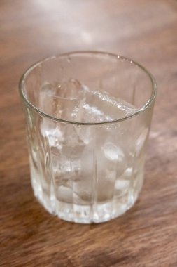 bir bardak buz tablo
