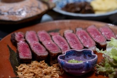 Sebzelerle servis edilen orta pişmiş pirzola eti.