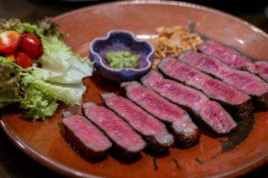 Sebzelerle servis edilen orta pişmiş pirzola eti.