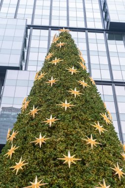 Aydınlatma süslemeli büyük Noel ağacı