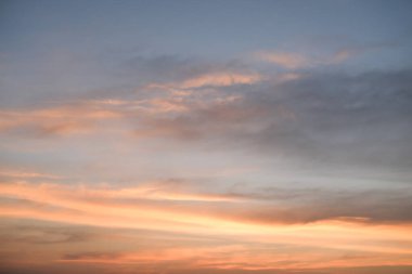 Güzel günbatımı gökyüzü bulut ile.