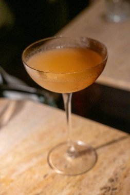 Masada bir bardak kokteyl.