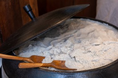 Tuz dolu siyah kazan.