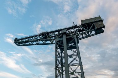 Mavi bulutlu gökyüzü ile büyük vinç